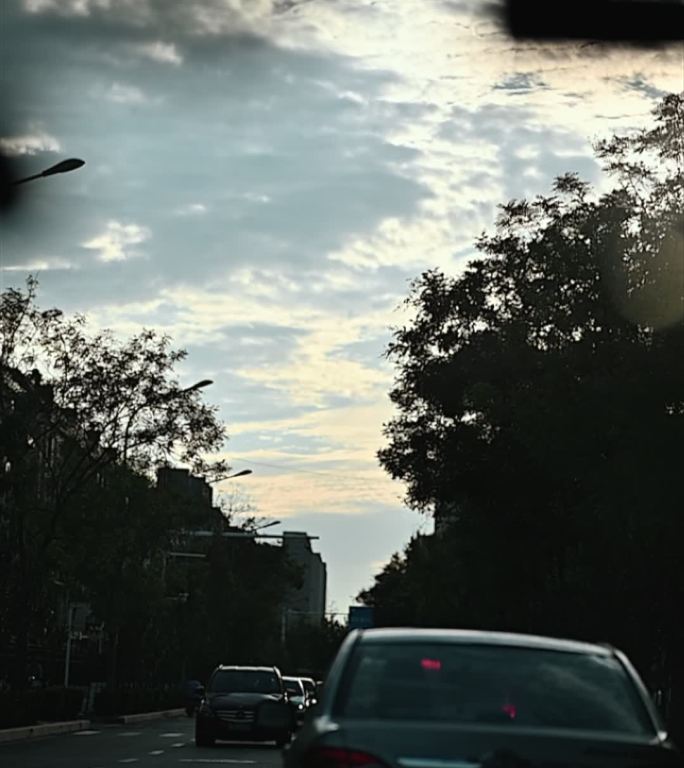 夏日 黄昏 云朵 街道 车流 逆光慢镜头