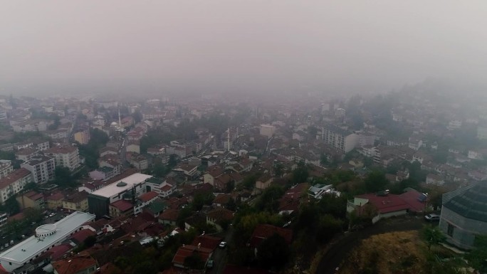 雾天城市的航拍视频