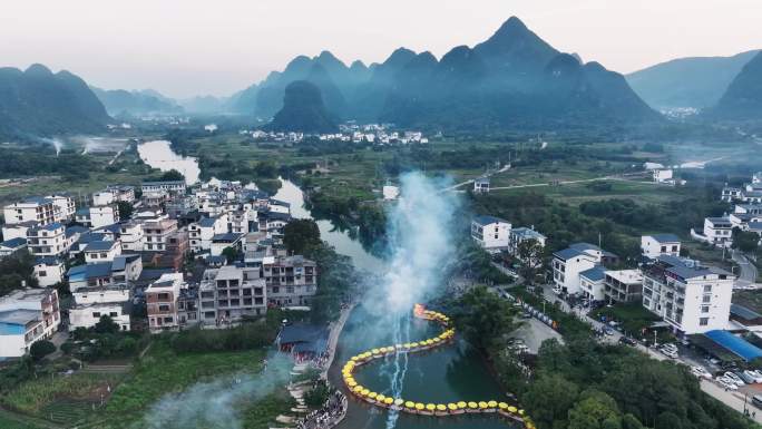 桂林遇龙河巨龙巡游