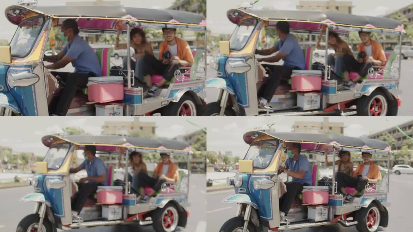 甜蜜的夫妇在泰国曼谷度过了一段特殊的时光，愉快地乘坐嘟嘟车旅行。