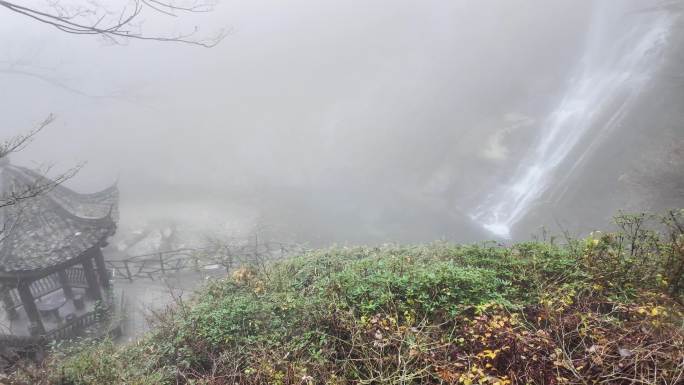 安徽大别山秋季天堂寨瀑布雾景