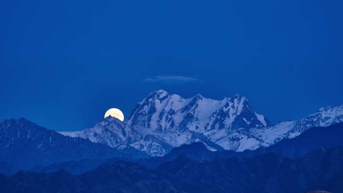 月亮下的博格达峰