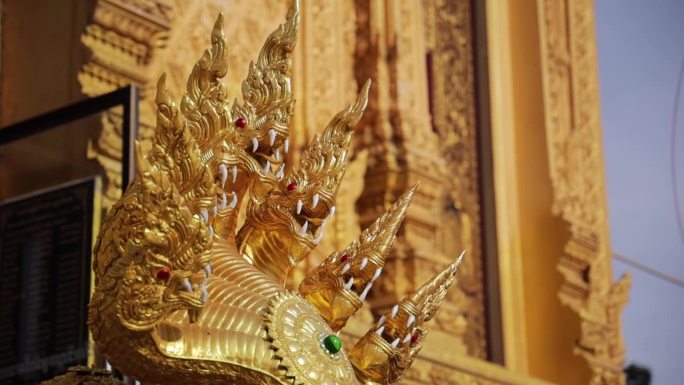 美丽的九头圣娜迦雕塑在寺庙泰国