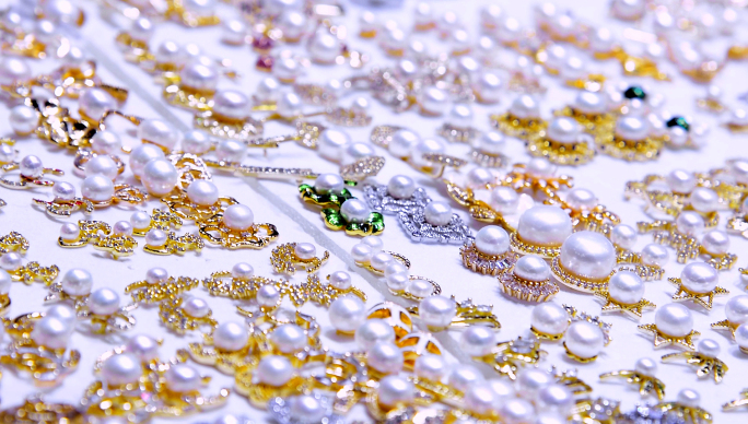 实拍珠宝饰品绿宝石红宝石展柜视频素材