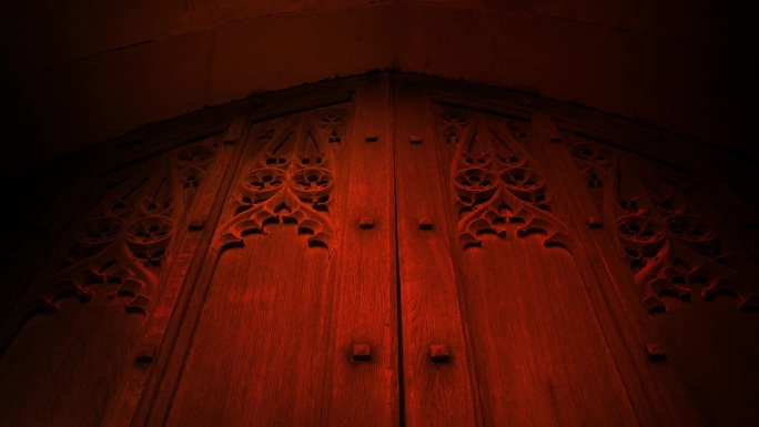 教堂的门在火的辉光中世纪的场景