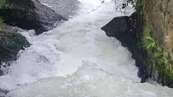 水坝河流流水潺潺水花石头坝首溪流河坝