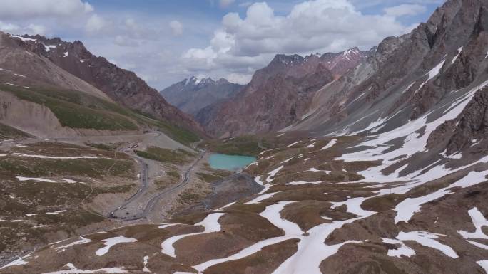 航拍新疆独库公路哈希勒根垭口风景