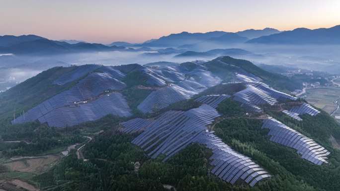 光伏基地 日出霞光 山顶太阳能板 延时