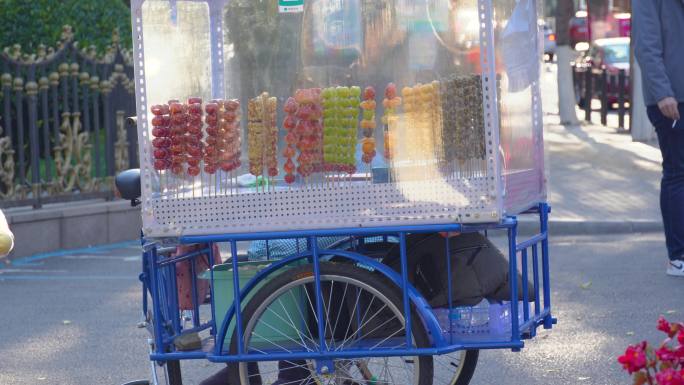 路边卖糖葫芦的蓝色三轮车