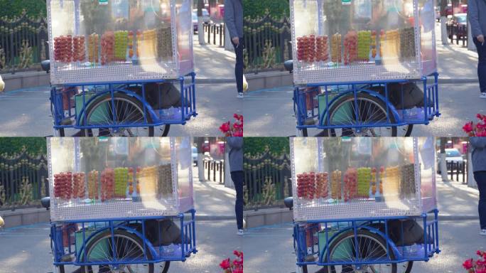 路边卖糖葫芦的蓝色三轮车