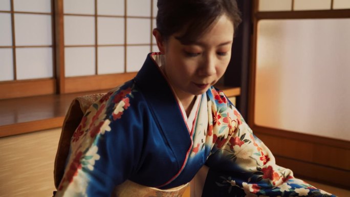 一位专注的成年女性在弹奏日本传统Toto乐器的特写肖像。音乐家穿着美丽的和服，在日本室内演奏古典独奏