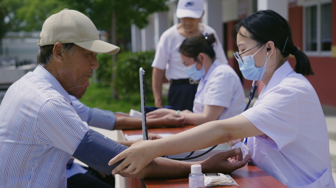 农村医疗义诊村民体检村医量血压爱心医疗