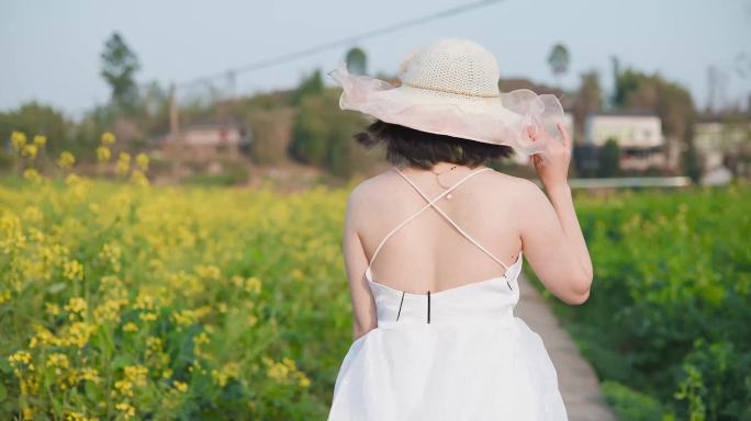 Z0091美女在油菜花地 春天写生 画画