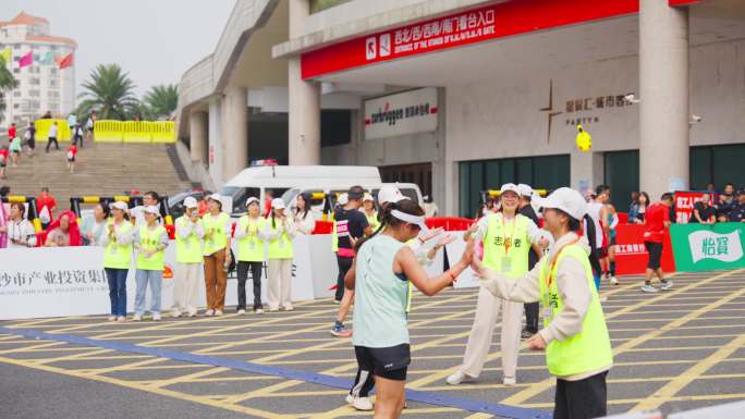 城市运动跑步马拉松比赛志愿者终点