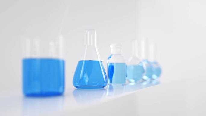 侧视实验室玻璃器皿中的蓝色液体