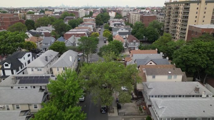 从楼顶俯瞰附近的景色。布鲁克林