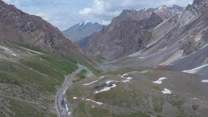 航拍新疆独库公路哈希勒根垭口风景