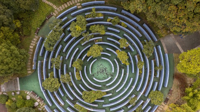 4K航拍巨大圆形迷宫阵呈独特几何空间