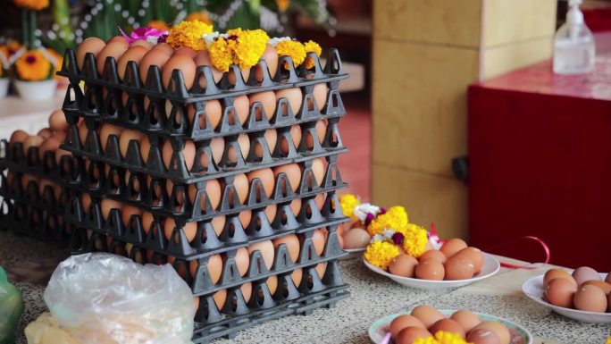 泰国寺庙里的一盘鸡蛋