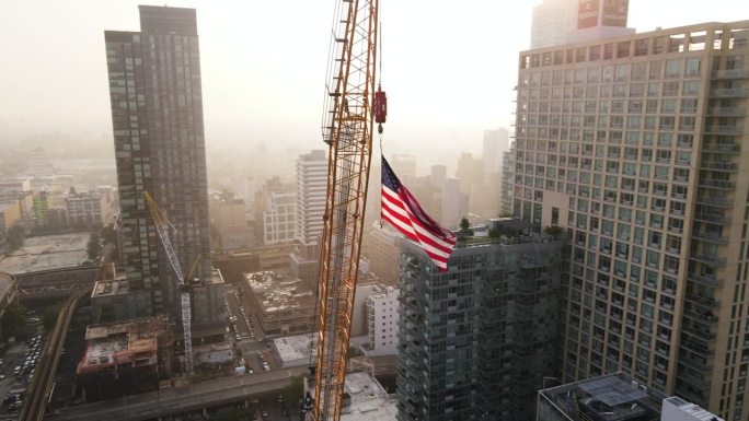 美国国旗在日出时高高飘扬在纽约上空的鸟瞰图