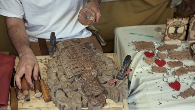 工艺艺术:木雕师的巧手和创造性工具