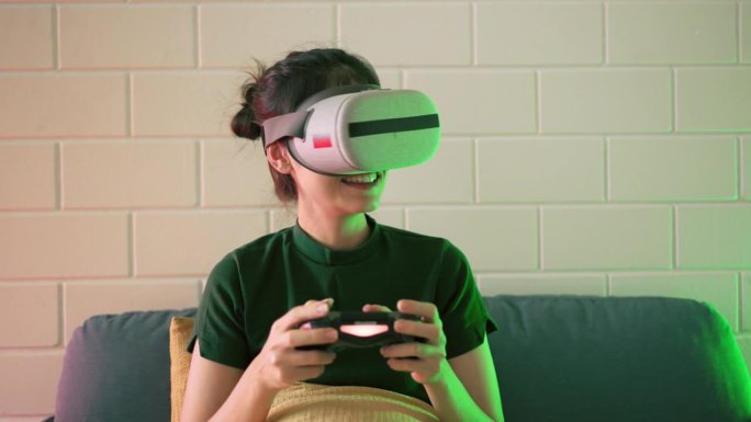 年轻女子在家沉浸在虚拟现实游戏体验中。女人戴着VR头显在舒适的客厅里玩电子游戏。