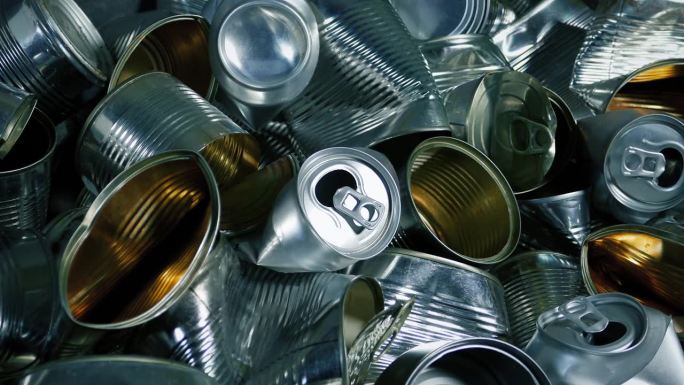 铝和锡罐堆回收概念