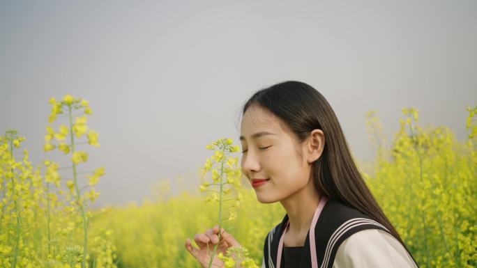 女生在油菜花海里奔跑玩耍互动青春唯美镜头