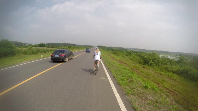 武汉道路骑行个人外国美女背影