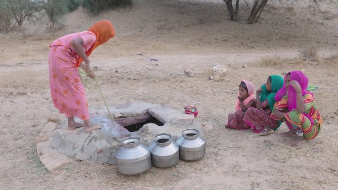 拉贾斯坦邦，年轻的印度女孩从井里取水