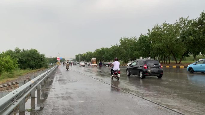 雨中车辆行驶在潮湿的道路上。雨天道路上的交通场景，阴雨天气