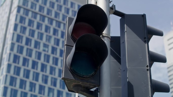 交通灯由红变绿。用RED氦相机在8K下拍摄。