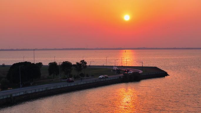 航拍淀山湖夕阳下的汽车