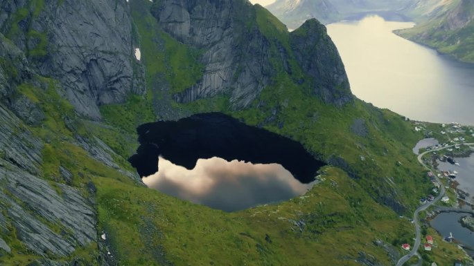 美丽的大湖，在挪威的绿色峡湾之间反射着天空。从上面看。