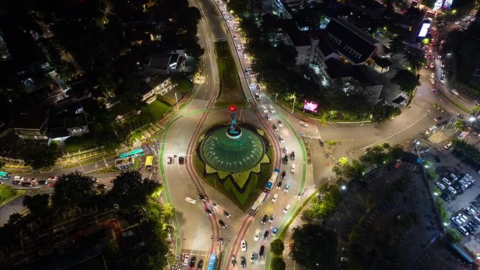 夜晚照亮雅加达市中心区交通街道广场空中俯瞰全景4k延时印尼