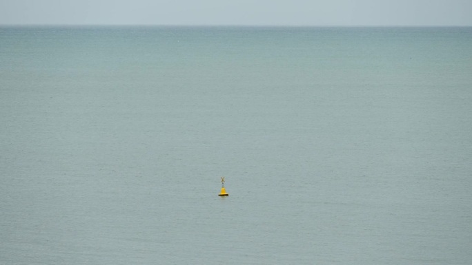 黄色标记浮标漂浮在水面上，4K场景的海上景观