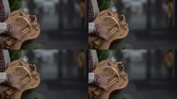 《人的近景》中，他正在演奏一种手摇弦乐器，这种乐器是通过一个带曲柄的松香轮摩擦琴弦而发出声音的。