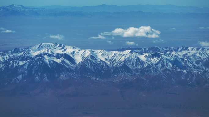 冰雪覆盖的天山山脉