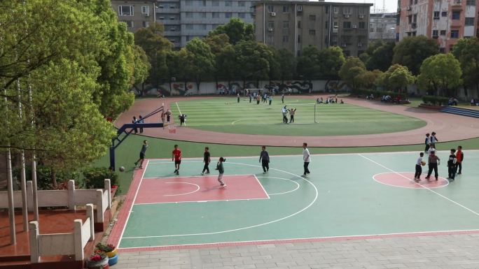 操场打篮球小学生