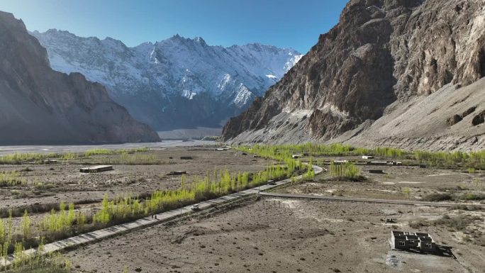 鸟瞰春天喀喇昆仑公路沿线喜马拉雅山脉帕苏山脉和喀喇昆仑公路的日出景象。巴基斯坦北部