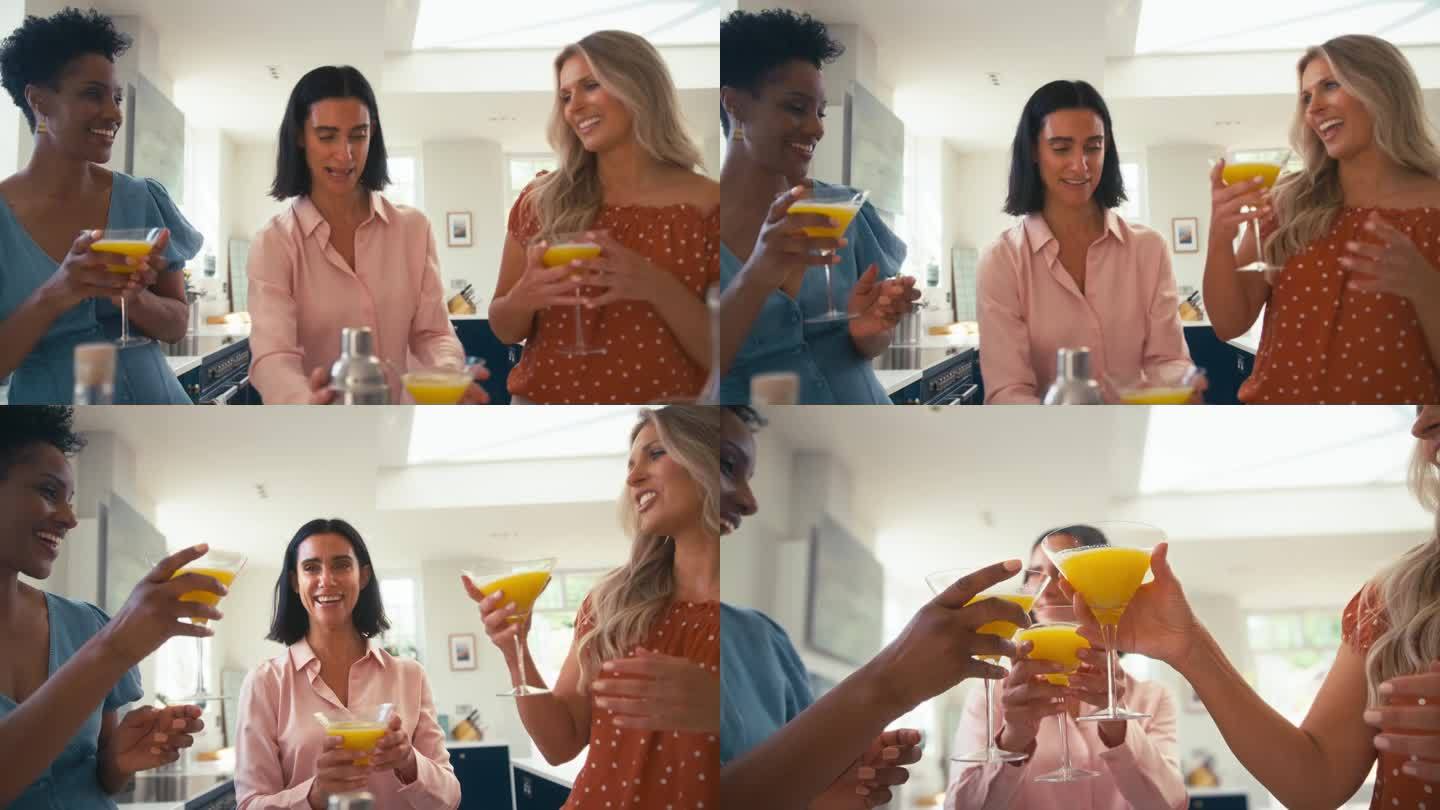 三个成熟的女性朋友在家里一起用鸡尾酒调制和敬酒