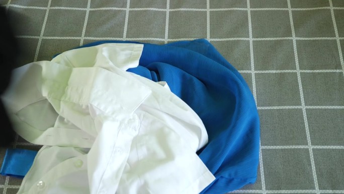 新洗的和干的衣服被扔成一堆。家庭作业。洗，烫，叠衣服。
