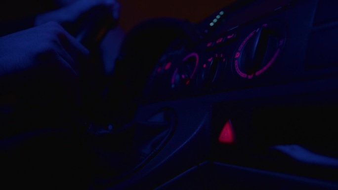男性驾驶员在车内按下闪烁的危险灯按钮的特写，强调道路安全、应急准备和在挑战情况下快速反应的重要性