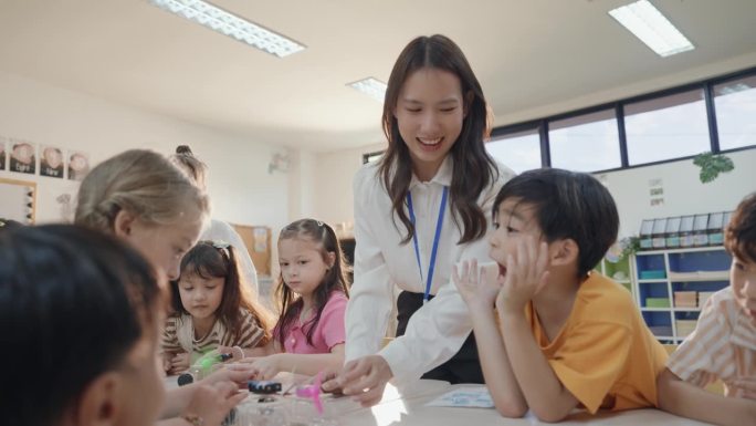 在一所国际学校，多种族的孩子们用可重复使用的瓶子进行创造性的实验和DIY艺术项目。