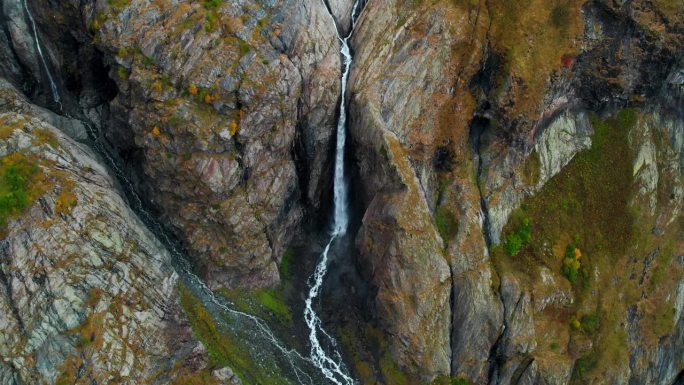 山上的小瀑布，鸟瞰图，电影慢动作镜头，水从岩石流出