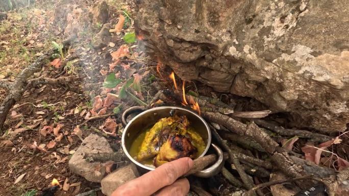 乡村户外烹饪:用露天锅炖鸡。