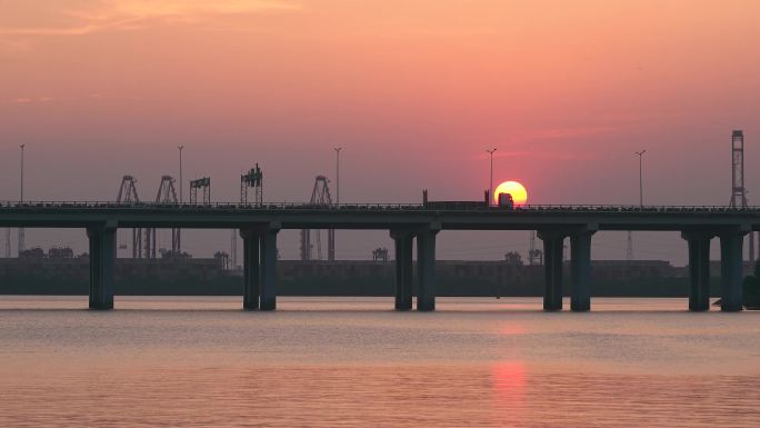 海面落日延时桥梁高速公路车流