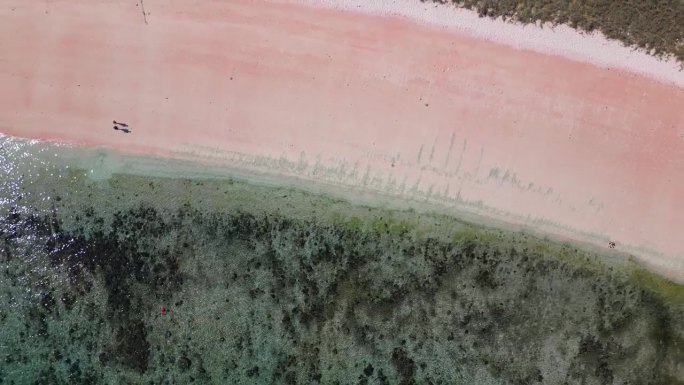 印尼科莫多国家公园粉色海滩的航拍照片