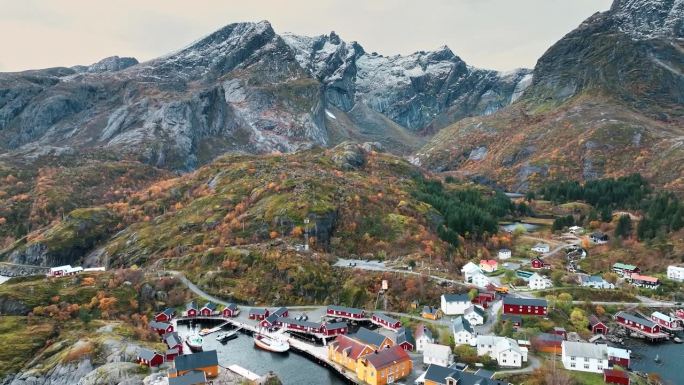 鸟瞰挪威罗弗敦的秋天