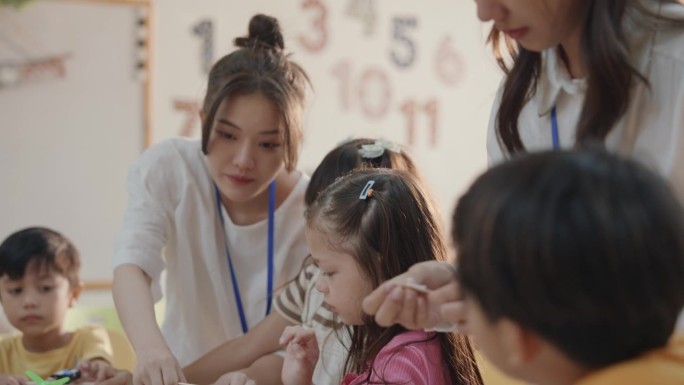 在一所国际学校，多种族的孩子们用可重复使用的瓶子进行创造性的实验和DIY艺术项目。